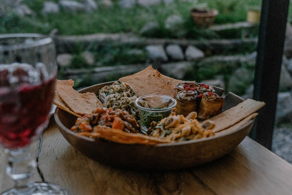 Kulinarischer Georgien Reisetipp: Vegane Speise in einem georgischen Restaurant.