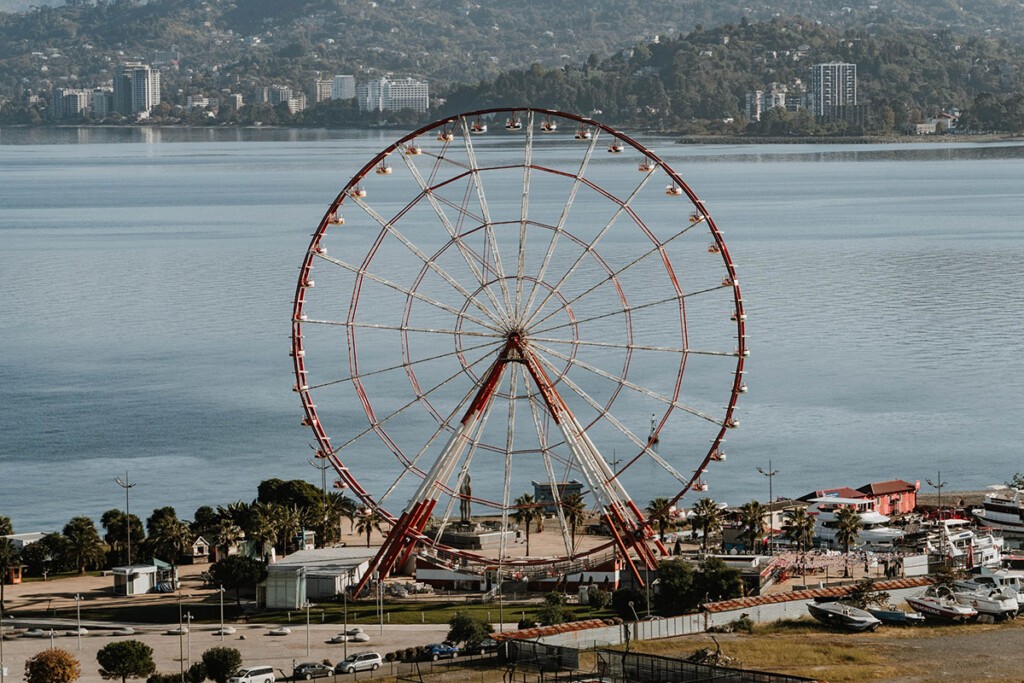 Riesenrad am Hafen von Batumi, mit Meer im Hintergrund.