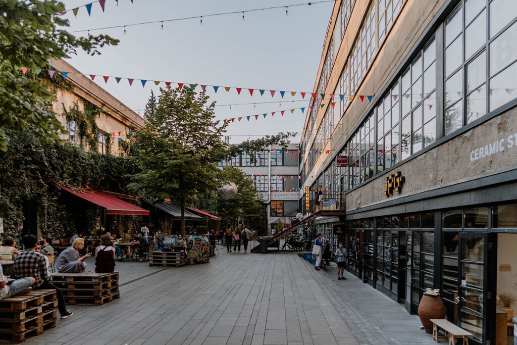 Blick in das Außengelände der Fabrika, einem alternativen Begegnungsort in Tbilisi.