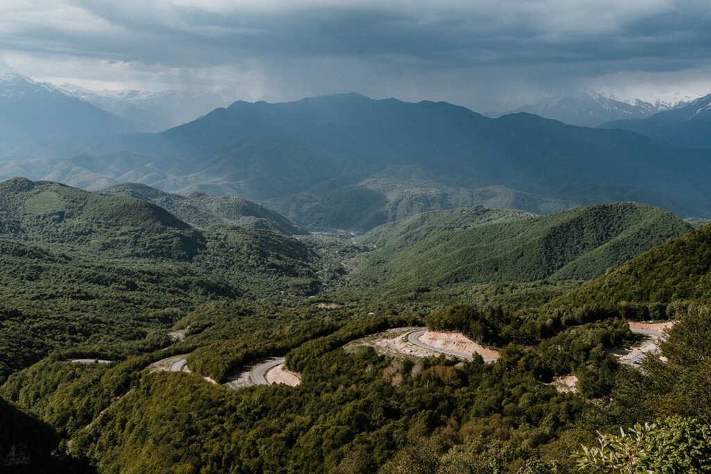 Blick auf die geschwungene Straße am Khikhata-Pass am Rand vom Kaukasus in Georgien.