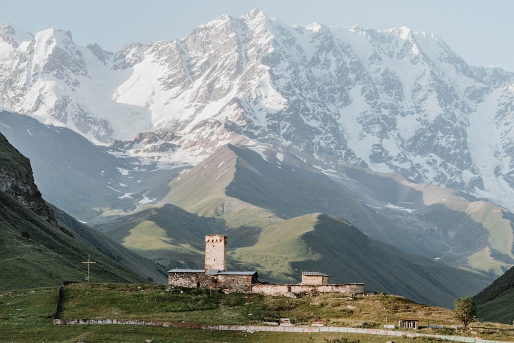 Blick auf Lamaria-Kirche mit Schchara, den höchsten Berg in Georgien, im Hintergrund.