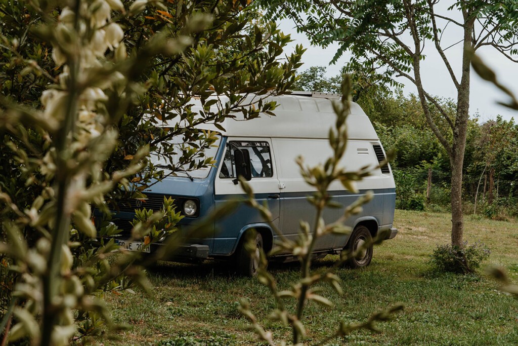 Reise nach Georgien mit eigenem Camper. VW T3 steht auf Campingplatz in Georgien.