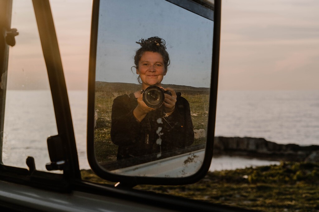 Elisa Model vom Camping Blog take an adVANture, fotografiert im Spiegel ihres VW T3 Campers.