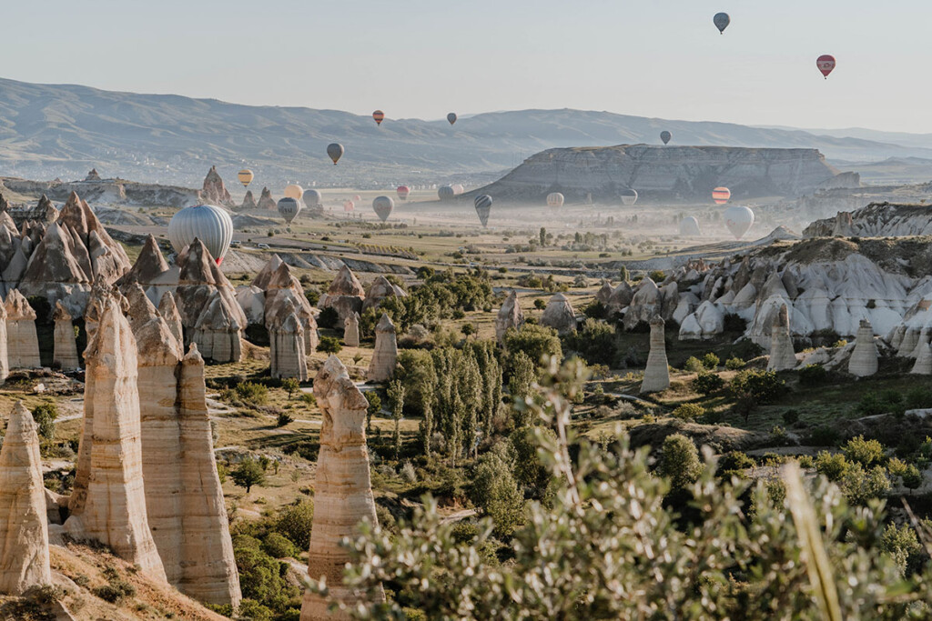 Aufsteigende Heißluftballons über dem Love Valley in Kappadokien in der Türkei.