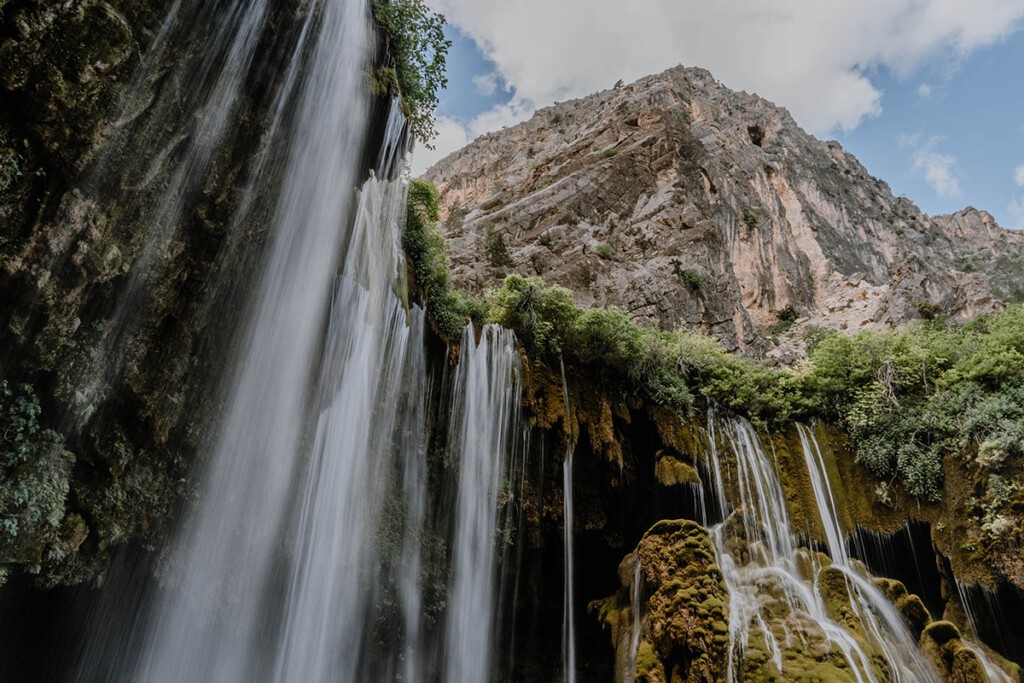 Wasserfall in der Türkei seitlich von unten fotografiert.
