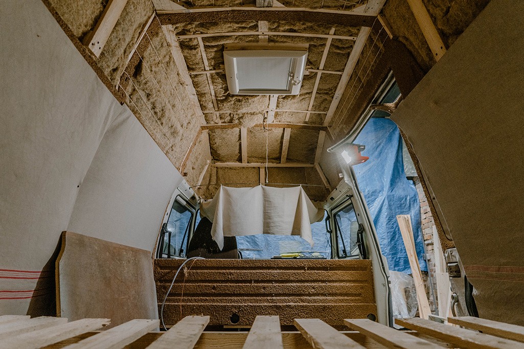 Natürliche Camper Dämmung: VW T3 Camper innen mit Hanf und Kork gedämmt.