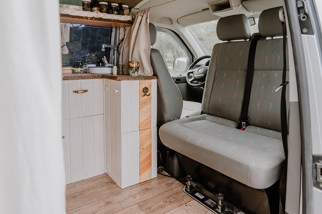 VW T5 Camper mit gedrehter Doppelsitzbank, Innenausbau aus Holz.