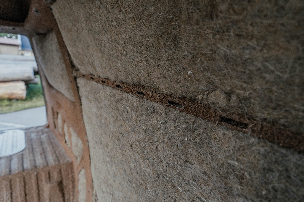 Zwischen die Holme im Wohnmobil geklemmte Hanfmatten im Detail.