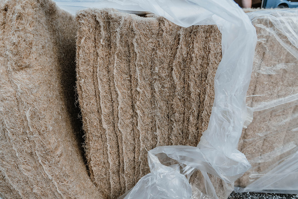 Auf der Längsseite liegende Hanfmatten.