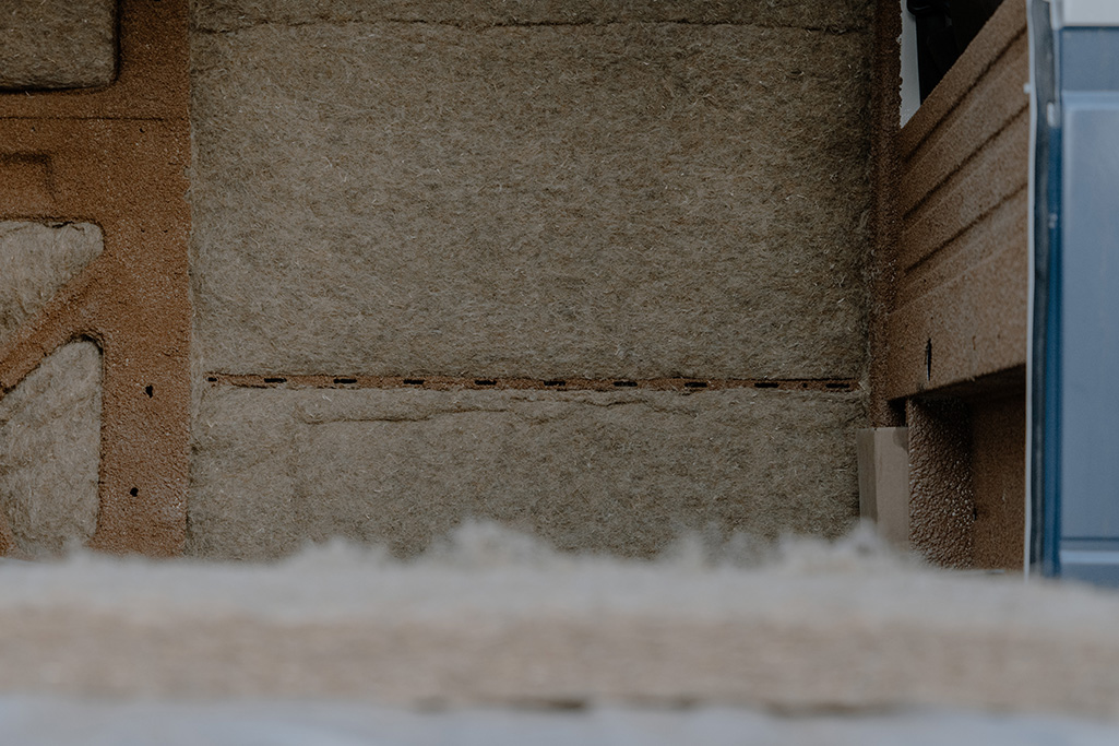 Zwischen die Holme im Wohnmobil geklemmte Hanfmatten im Detail.