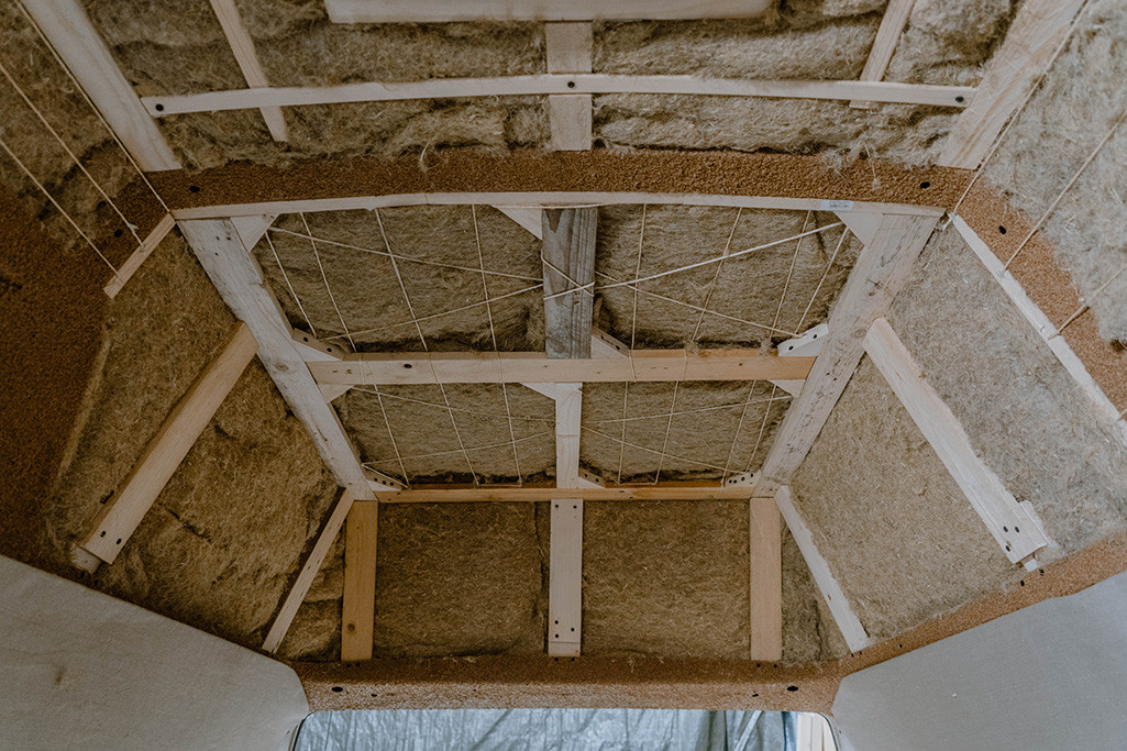 Mit Seilen an einer Unterkonstruktion gesicherte Hanfdämmung an der Decke vom Wohnmobil.