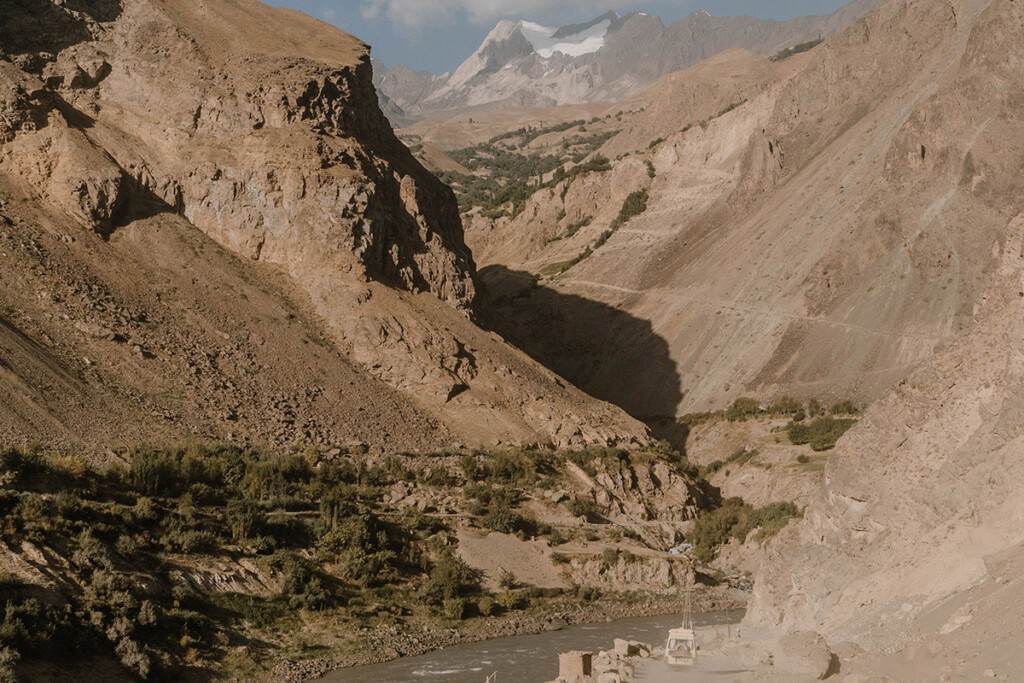 Die Nachmittagssonne taucht die Berge am Pamir-Highway in ein schönes Licht.