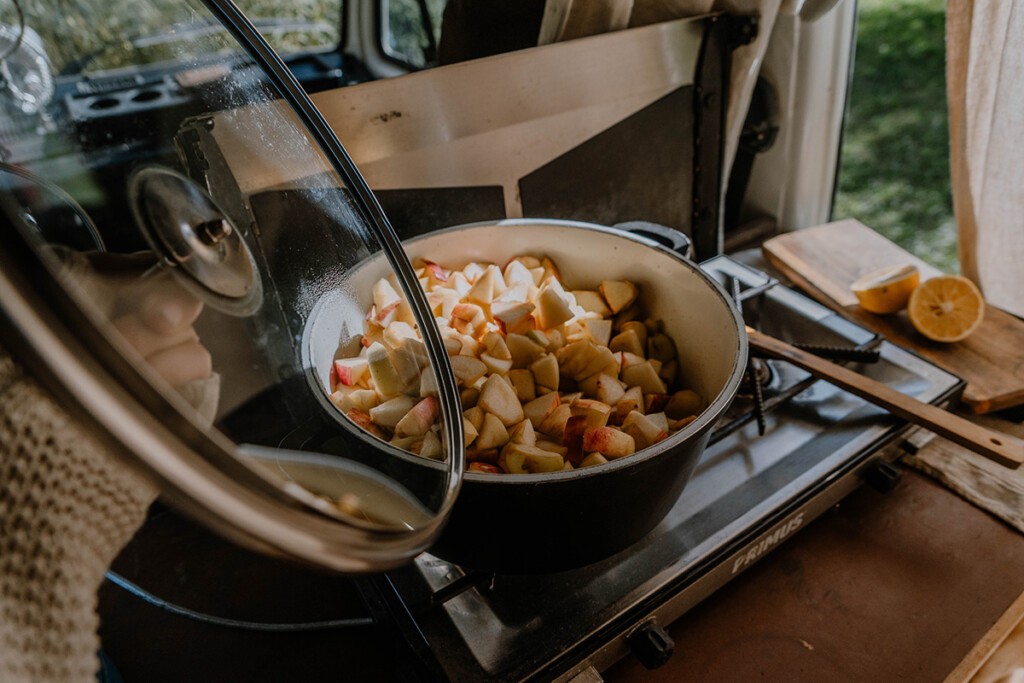 Äpfel werden auf Gaskocher in VW T3 Camper gekocht.
