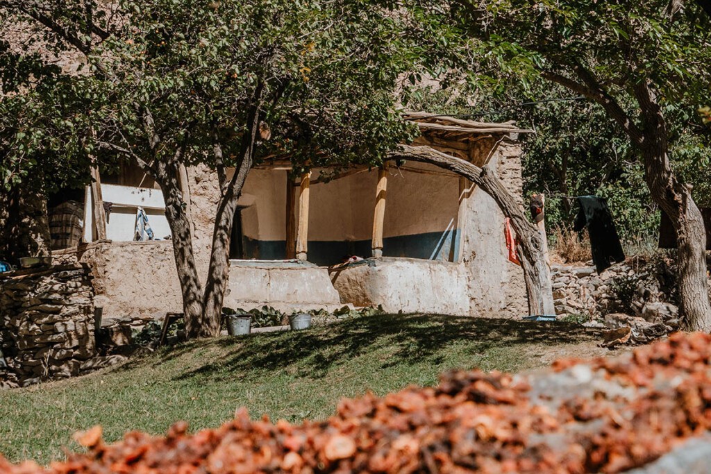 Typische Bauweise im Pamir-Gebirge: Haus im Bergdorf Jizev.