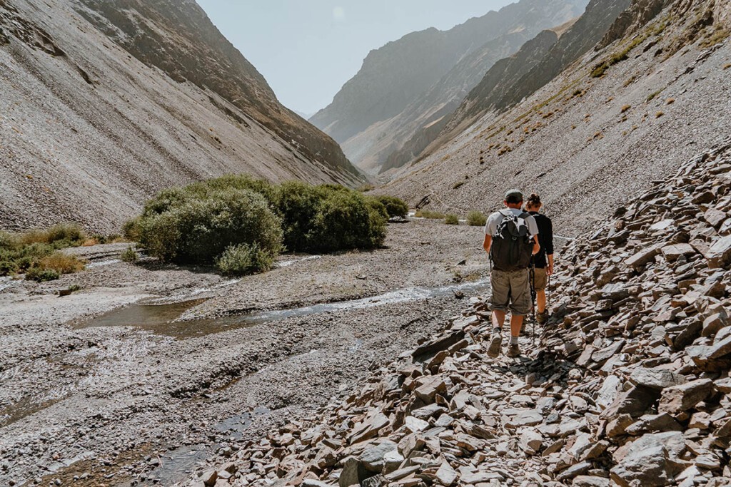 Zwei Männer wandern über Geröllfeld durch's Jizev-Tal.