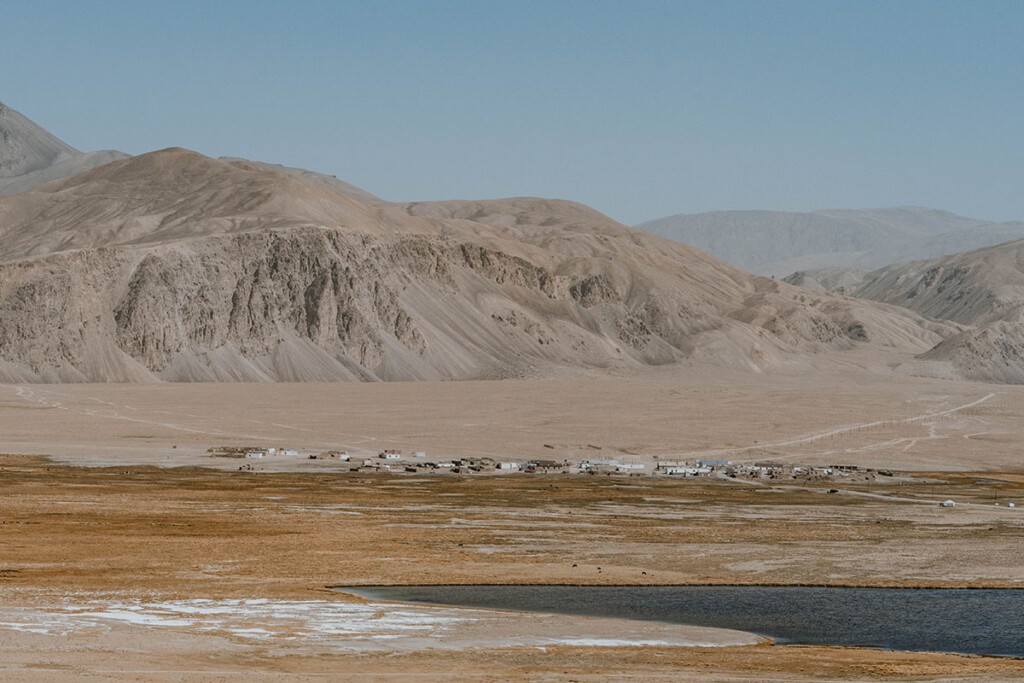 Das kleine Dorf Bulunkul am gleichnamigen See, unbewachsene Berge im Hintergrund.