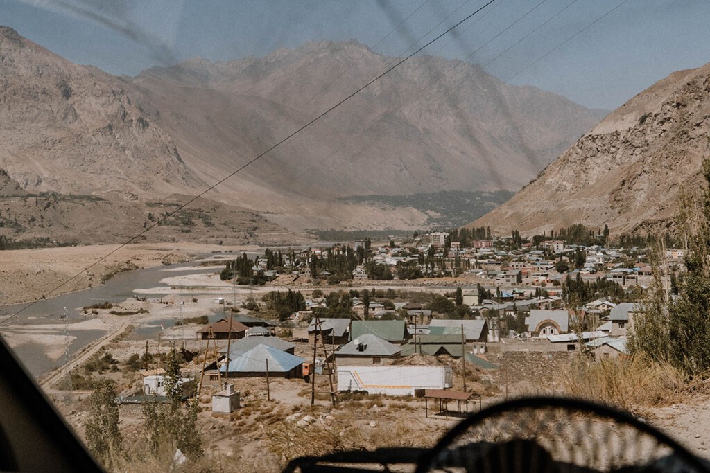 Blick aus Camper auf Chorugh bei der Anfahrt von oberhalb.