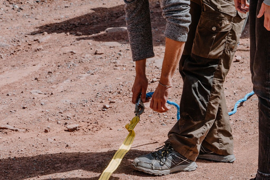 Person hält liegendes Abschleppseil in einer Hand.