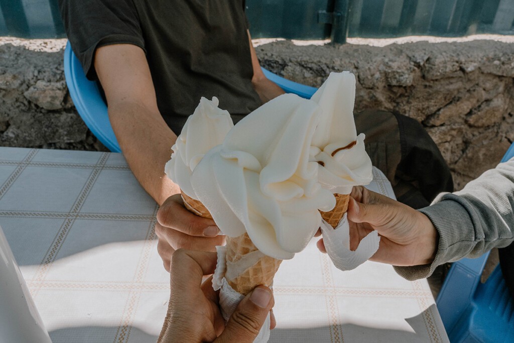 Drei Personen halten ihr Yak-Softeis in die Kamera.