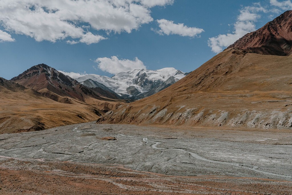 Karge und teilweise schneebedeckte Berge im Pamir-Gebirge.