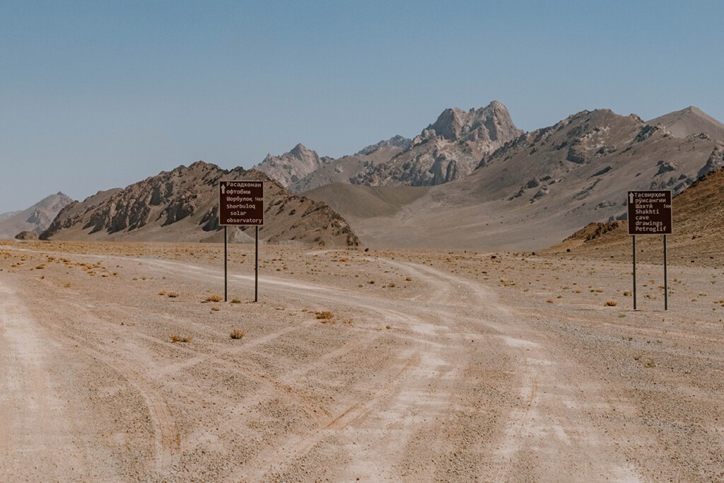 Schilder auf Schotterpiste, die zum Shorbulak-Observatorium oder zur Shakty-Höhle weisen.