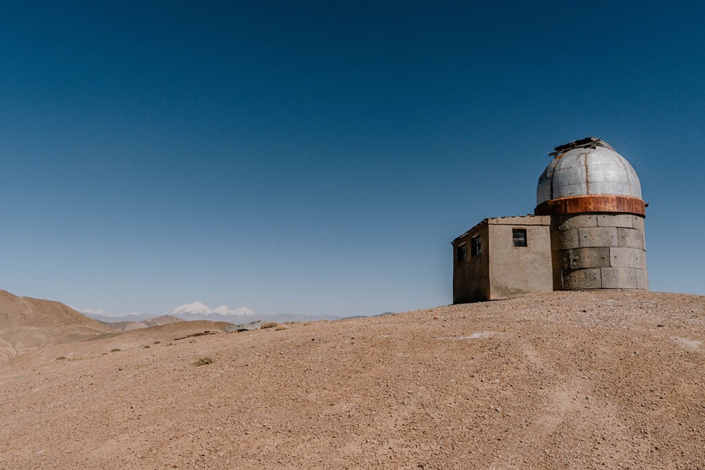 Shorbulak-Observatorium, alte Sternwarte mit Bergen in China im Hintergrund.