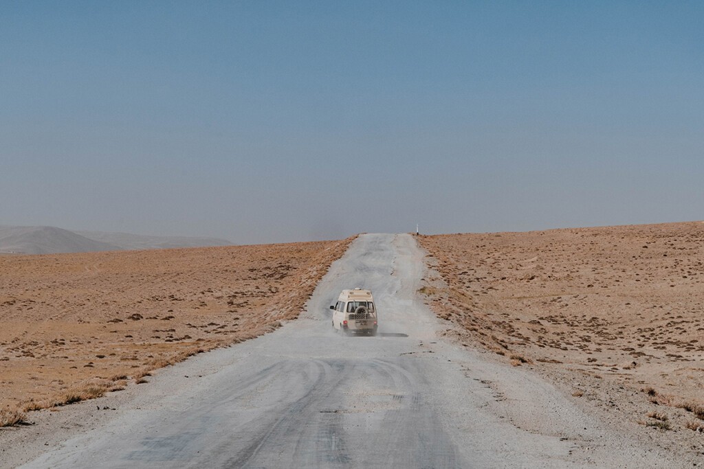 VW T4 Camper weicht Schlaglöchern auf Pamir-Highway aus.