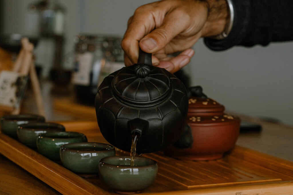 Tee aus Georgien, Person gießt Tee in Schale.