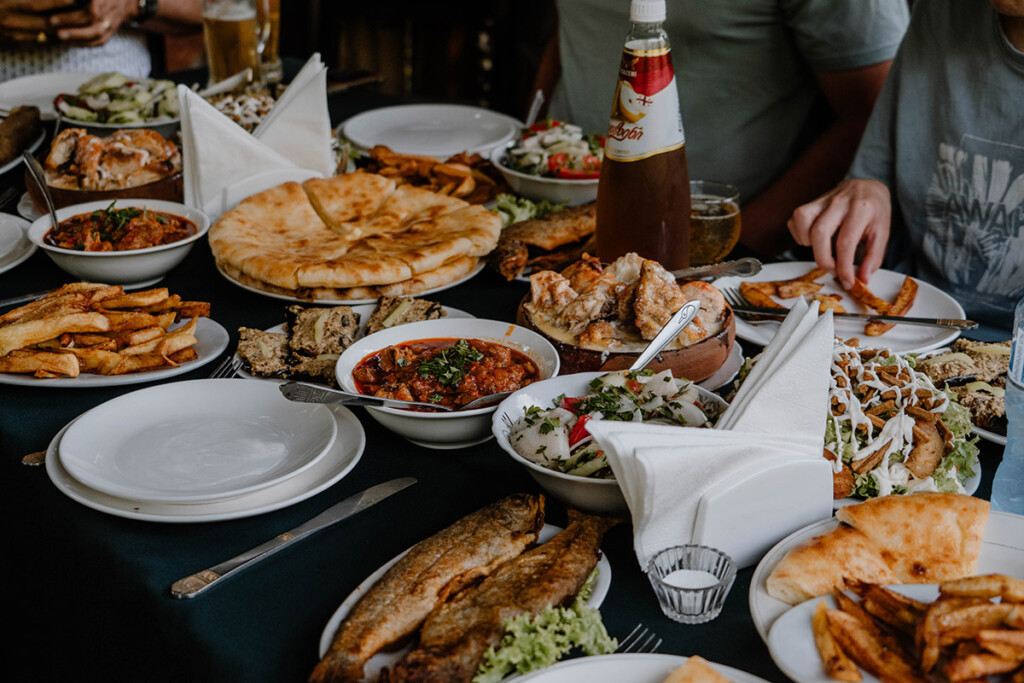 Reichhaltig gedeckter Tisch in einem Restaurant in Georgien.