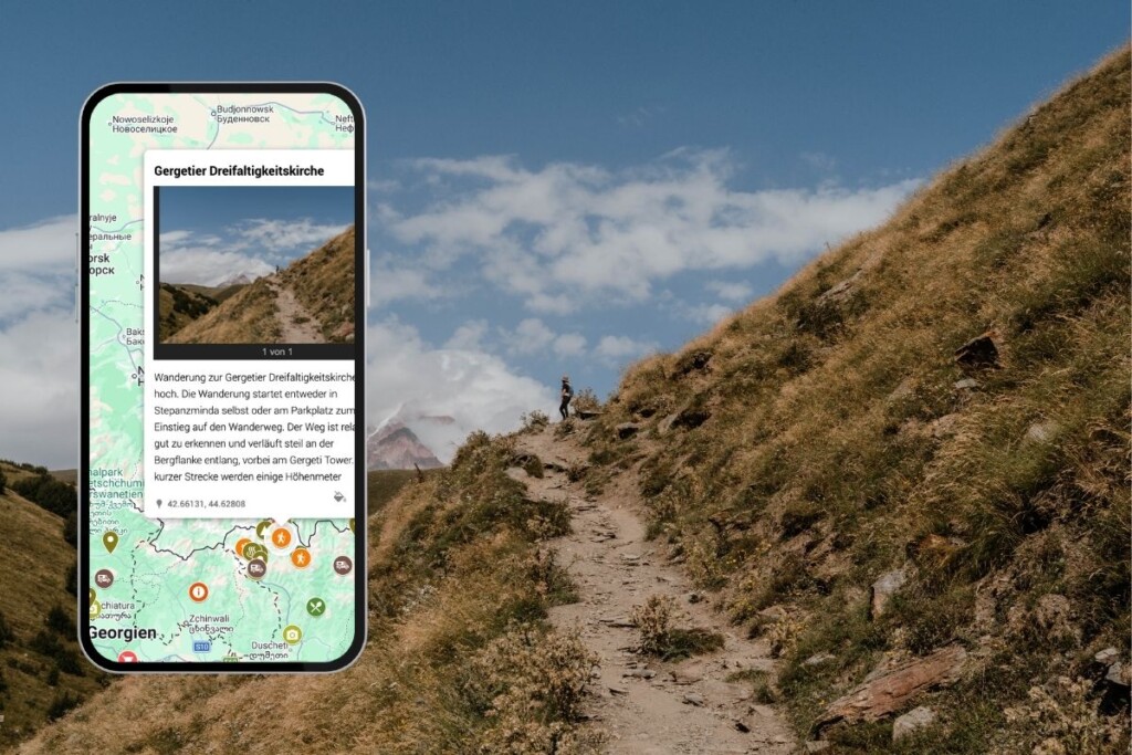 digitaler Reiseführer Georgien: Wanderempfehlung. Person wandert auf Weg mit Blick auf Kasbek, mit Screenshot.