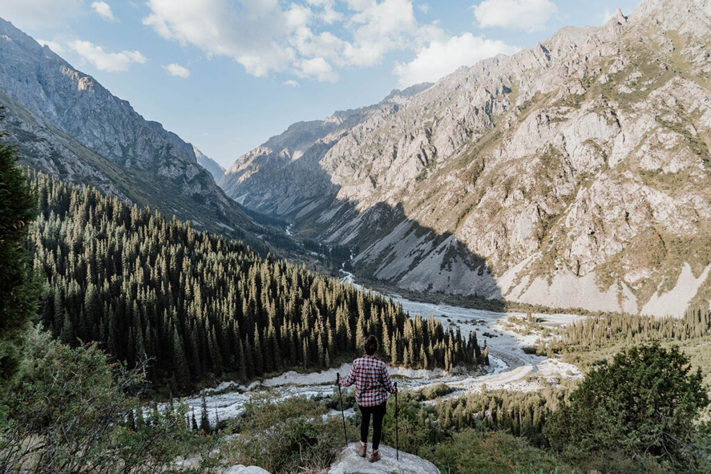 Elisa Model vom Camping Blog take an adVANture steht vor Bergkulisse in Kirgistan.