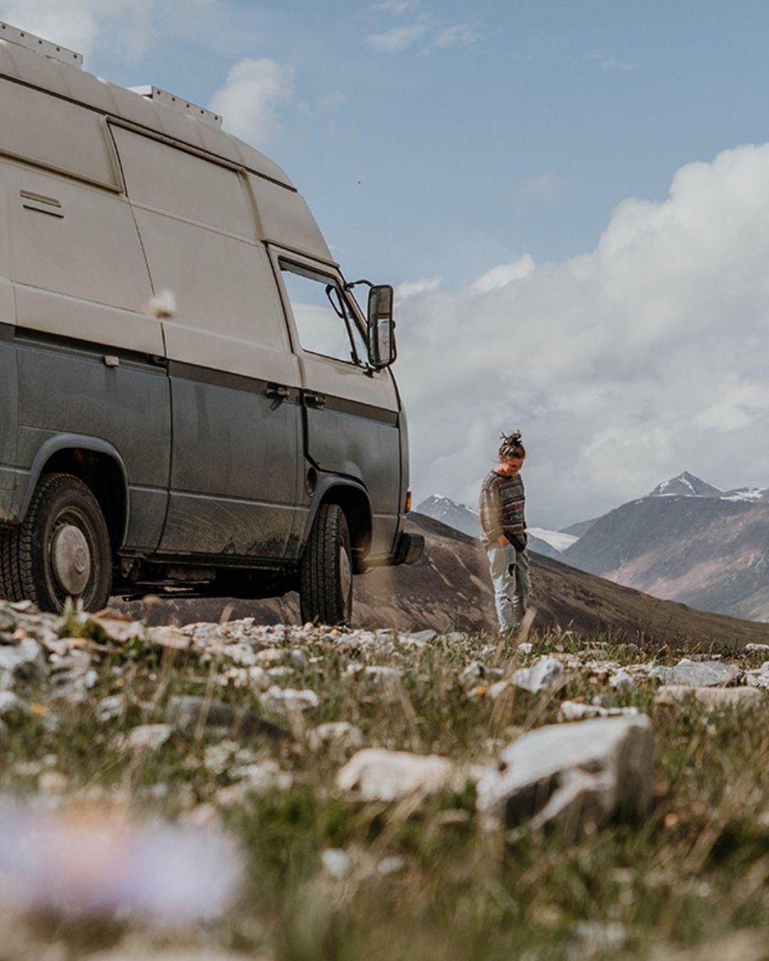 Elisa Model vom Camping Blog take an adVANture steht vor ihrem VW T3 Camper.