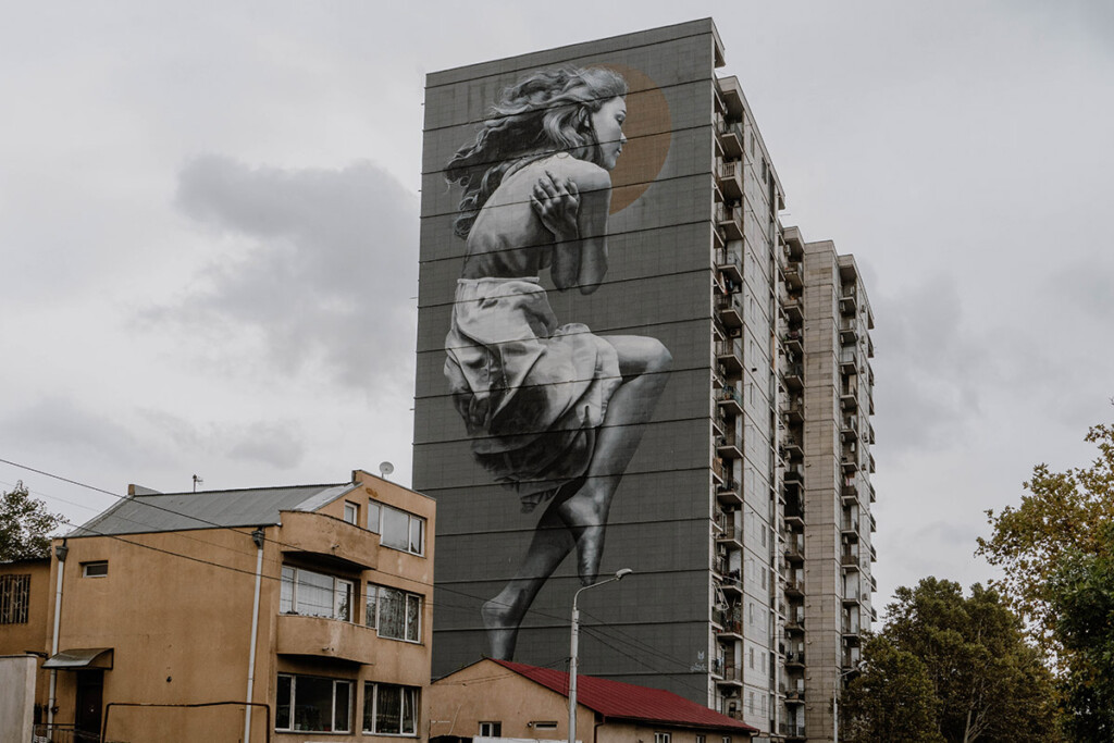StreetArt-Gemälde an Hauswand in Tbilisi in Georgien.