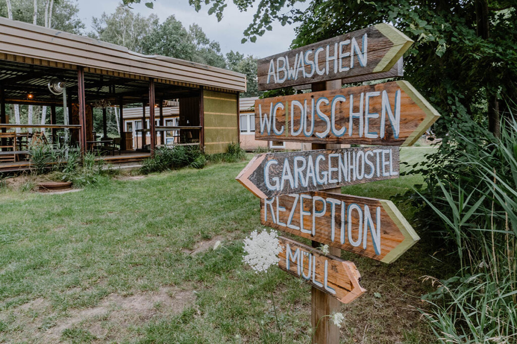 Camping Oberlausitz Tipp: Campingplatz in Görlitz. Zu sehen sind handgeschriebene Wegweiser vom Campingplatz.