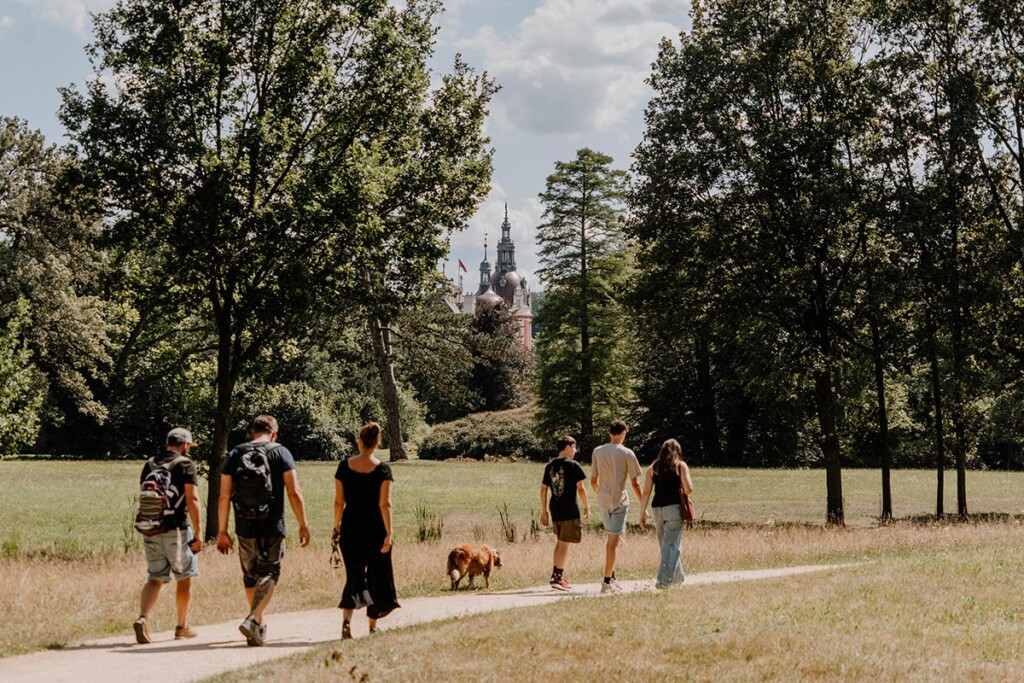 Mehrere Personen spazieren durch den Fürst-Pückler-Park in Bad Muskau.