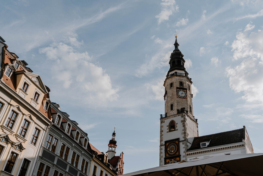 Blick vom Untermarkt nach oben, zu sehen ist der Turm vom alten Rathaus und Dächer der umliegenden Gebäude.