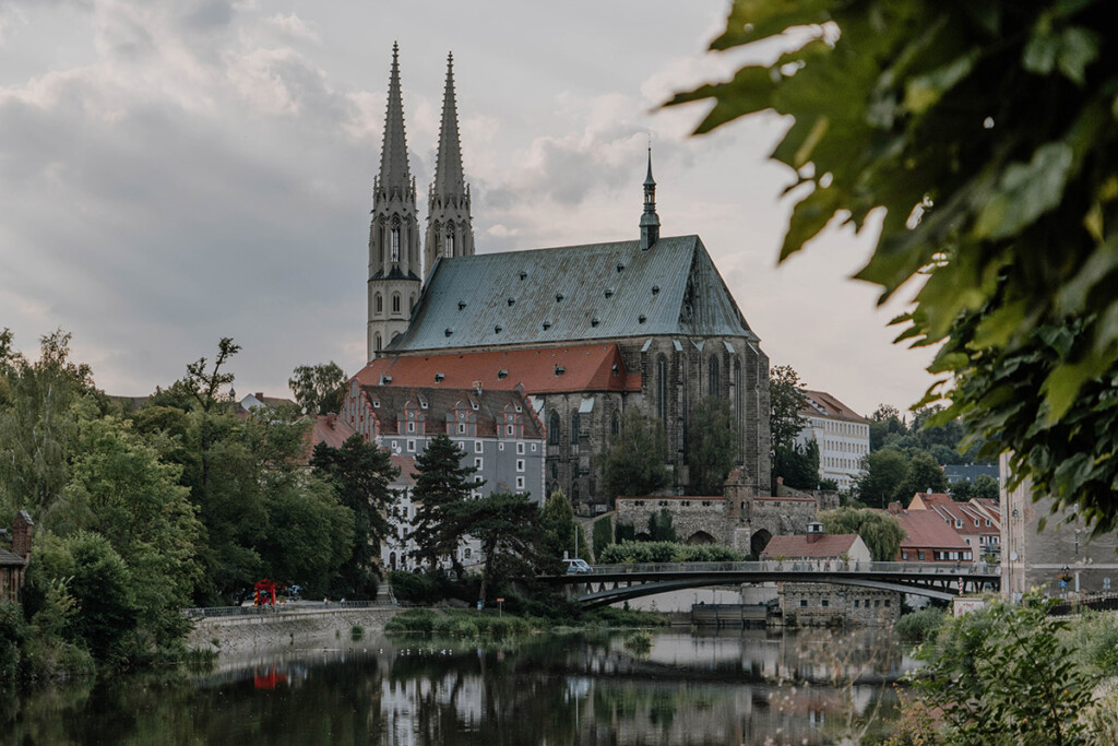 Blick auf die Peterskirche in Görlitz in der Oberlausitz vom polnischen Ufer der Neiße.