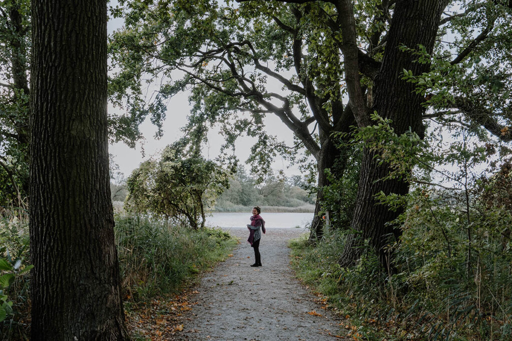 Person spaziert auf dem Naturerlebnispfad Guttauer Teiche & Olbasee.