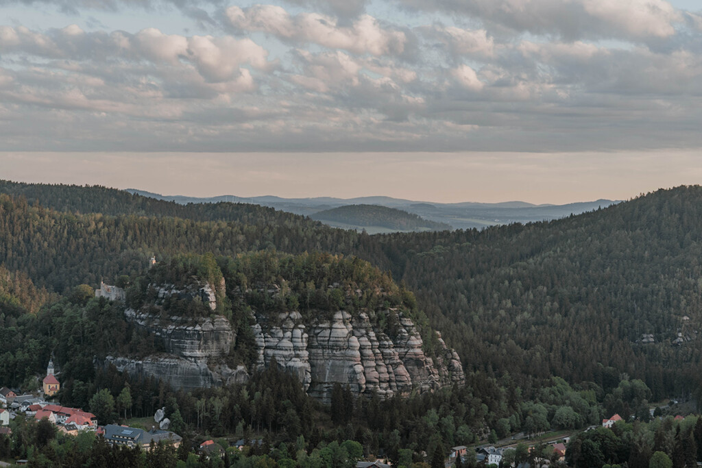 Blick aufs Zittauer Gebirge mit Kurort Oybin und typischen Sandsteinformationen.