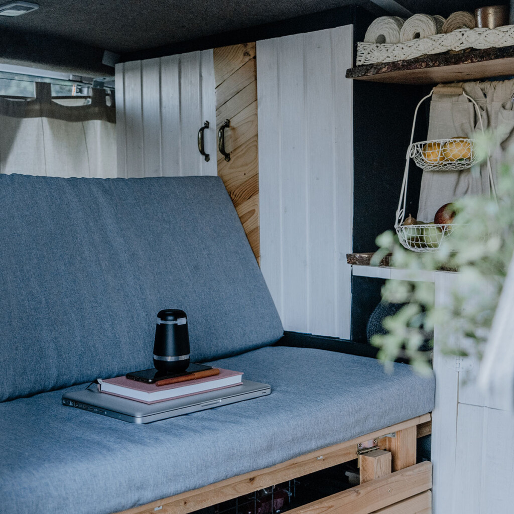 Bosch spexor auf Sitzecke in selbstausgebautem VW T5 Camper.