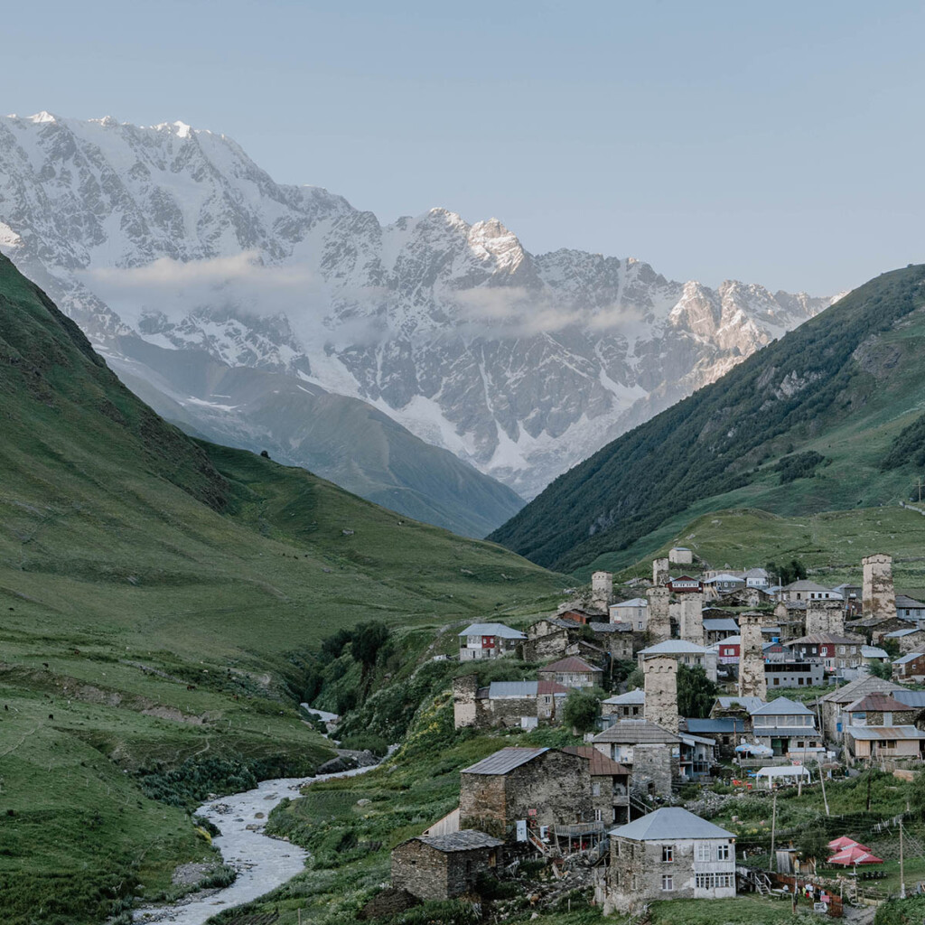 Blick über das swanetische Dorf Ushguli Richtung Schchara.