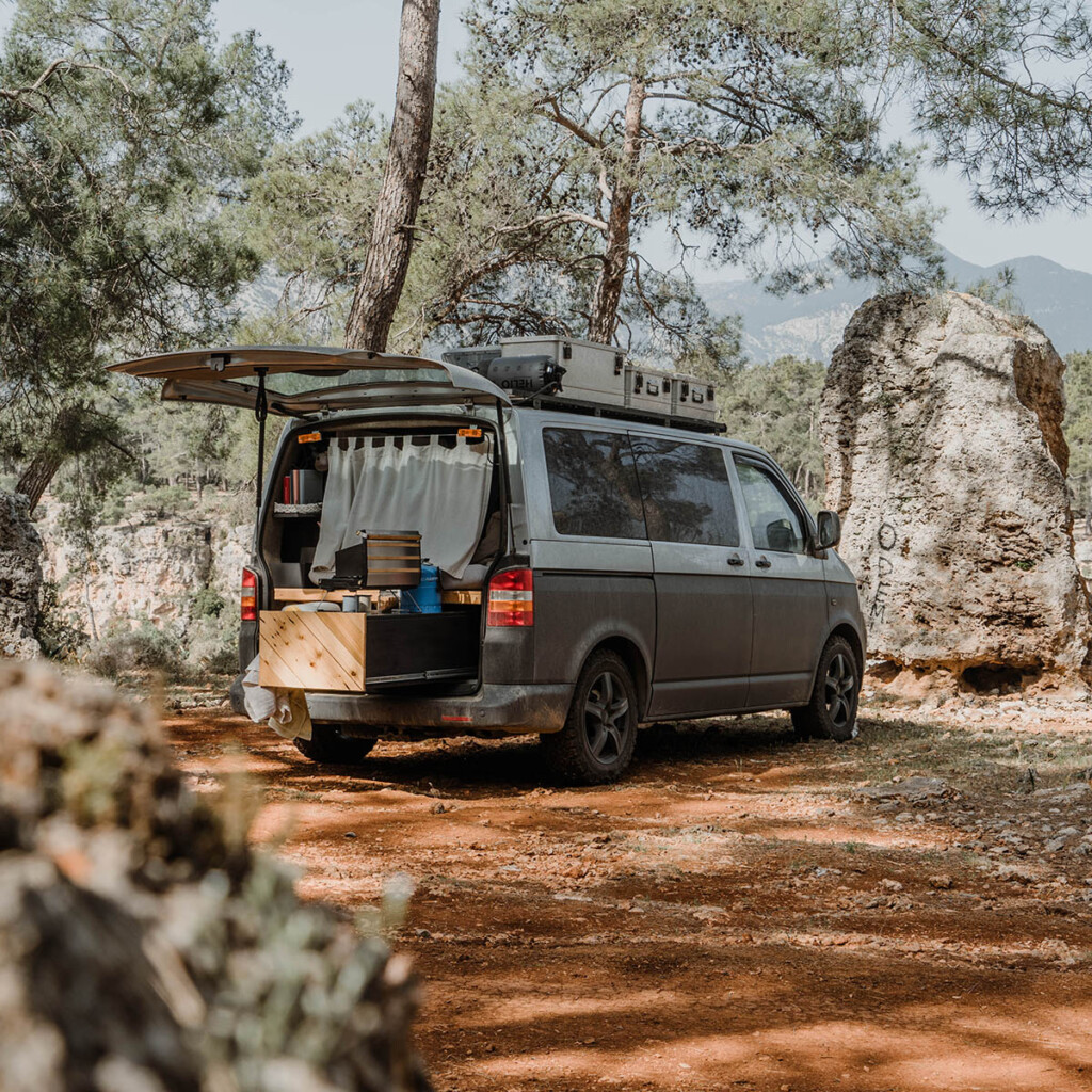 VW T5 Camper steht in felsiger Natur in der Türkei.